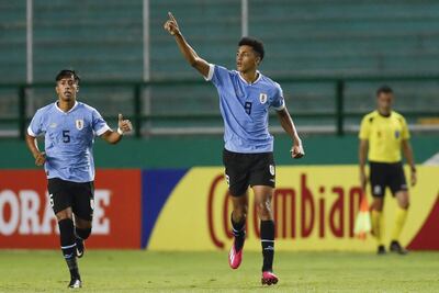 Álvaro Rodríguez (d) de Uruguay celebra uno de sus tres goles ante Bolivia (4-1).