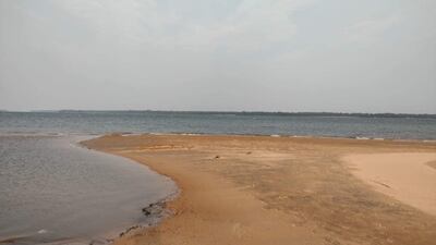 El río Paraná en zona Coratei, con escaso caudal.
