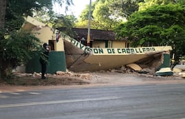 El colectivo causó destrozos en la entrada de la unidad militar de San Juan Bautista.