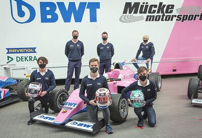 Joshua Durksen (centro), junto a sus compañeros de equipo Erick Zuniga y Jonas Ried.