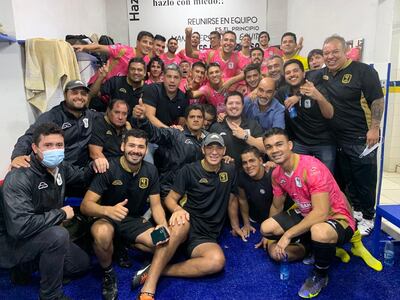 Futbolistas, componentes del cuerpo técnico y dirigentes de Tacuary festejan la primera victoria de la temporada.