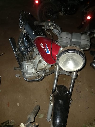 Los detenidos circulaban en una motocicleta marcha Maruti, modelo MD150cc, color rojo, sin matrícula, con chasis N° 9PEADFE58GL000474.