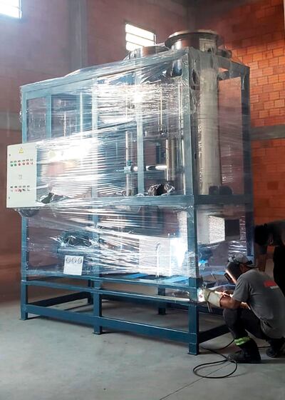 Un colaborador instala la fabricadora de hielo que tiene capacidad de producir 5 toneladas del producto al día.