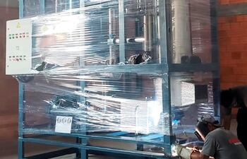Un colaborador instala la fabricadora de hielo que tiene capacidad de producir 5 toneladas del producto al día.