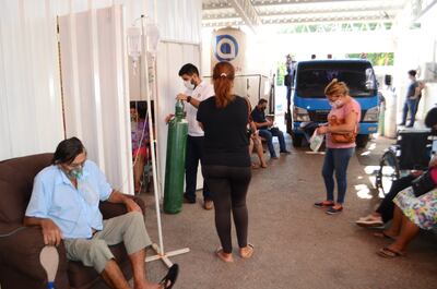 Tétrico panorama en el hospital de Villa Elisa, pacientes en sillas comunes para recibir atención.