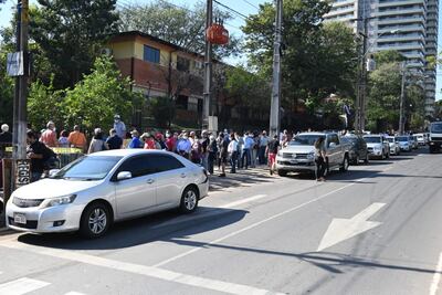 Los vacunatorios fueron avasallados este sábado, día exclusivo de segundas dosis.