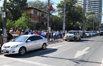 Los vacunatorios fueron avasallados este sábado, día exclusivo de segundas dosis.