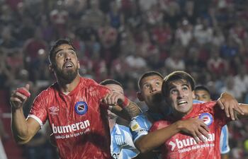 Gabriel Ávalos (i) durante el partido que Argentinos Juniors le ganó 1-0 a Racing Club, donde fue expulsado José Cáceres.