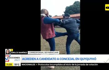 Momento en que Teresita Medina agrede con un puntapié al candidato a concejal que se encontraba grabando imágenes de otra agresión.