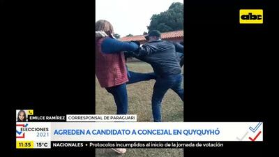 Momento en que Teresita Medina agrede con un puntapié al candidato a concejal que se encontraba grabando imágenes de otra agresión.