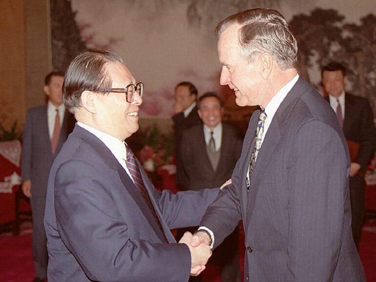 Jiang Zemin saluda al expresidente estadounidense George Bush en Pekín, en abril de 1996.