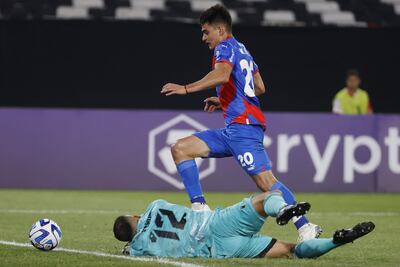 Wilder Viera encara y elude al arquero de Curicó Unido en el juego por Copa Libertadores.