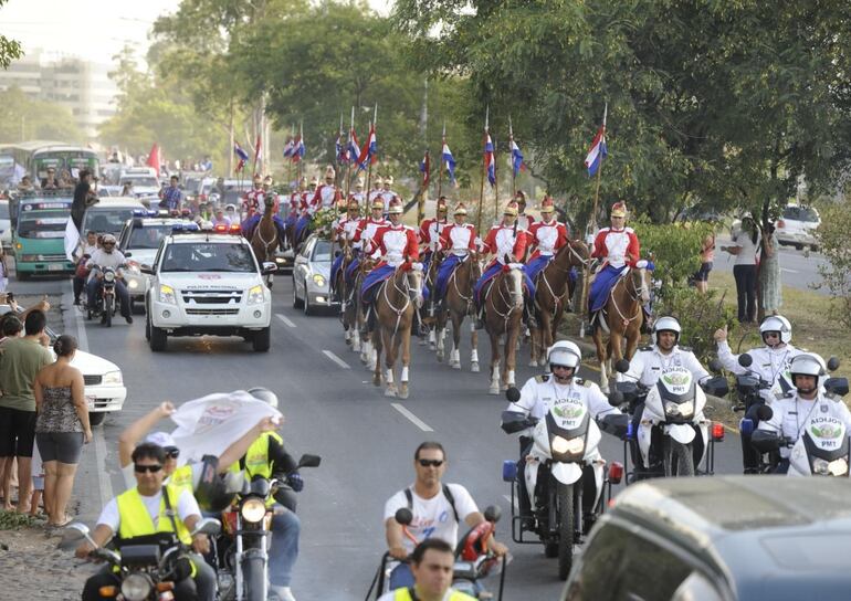 Desfile militar con los restos del General (R) Lino César Oviedo Silva