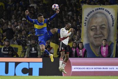 Marcos Rojo, capitán de Boca, le comete una falta a Nicolás De La Cruz, mediocampista de River Plate, durante el último superclásico del fútbol argentino. Por esta acción fue expulsado Rojo.