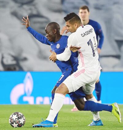 El brasileño Casemiro, del Real Madrid, intenta impedir el avance del francés N’Golo Kante. AFP