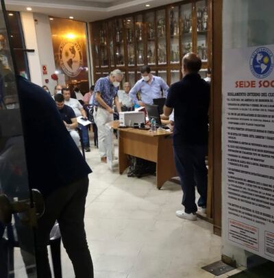 Anoche se celebró la asamblea general ordinaria del club Sol de América y en la foto el momento de las votaciones.