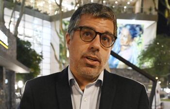 El escritor y directora de la Biblioteca Nacional de Uruguay, Valentín Trujillo, en entrevista con ABC Color.