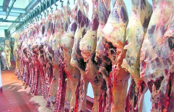 La caída de la demanda internacional de la carne y los protocolos por el covid-19 frenan el trabajo en los frigoríficos.