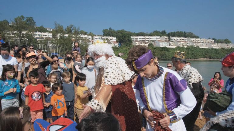 Fueron recibidos por muchos niños de la comunidad hispana.