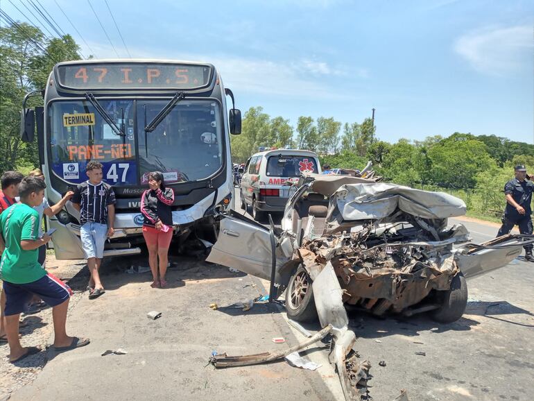 Sitio del accidente. Así quedó el vehículo que estuvo implicado en el choque y que conducía la víctima fatal. 