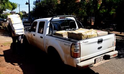 Varios paquetes y carpetas de documentos incautados.