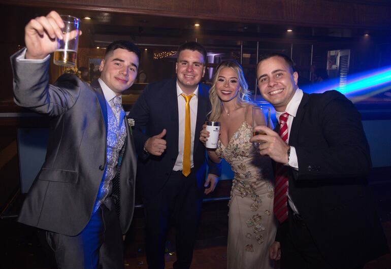 El novio con sus amigos Oscar Roa, Nara Mellid y Eduardo Zarza.

