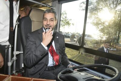 Para la foto. El presidente Mario Abdo Benítez posó conduciendo un bus eléctrico, en noviembre de 2019.
