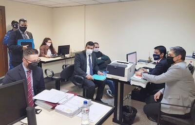 El juez Mirko Valinotti (der.) atento a la exposición del fiscal Rogelio Ortúzar (izq). Con los brazos cruzados, el acusado Óscar Luis Benítez. Fue durante la audiencia preliminar realizada en 2020.