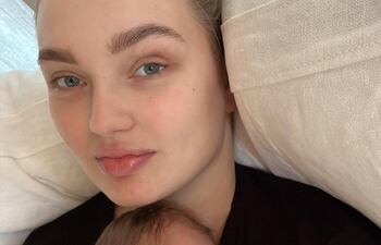 La modelo holandesa Romee Strijd ya tiene a su hija June en brazos.