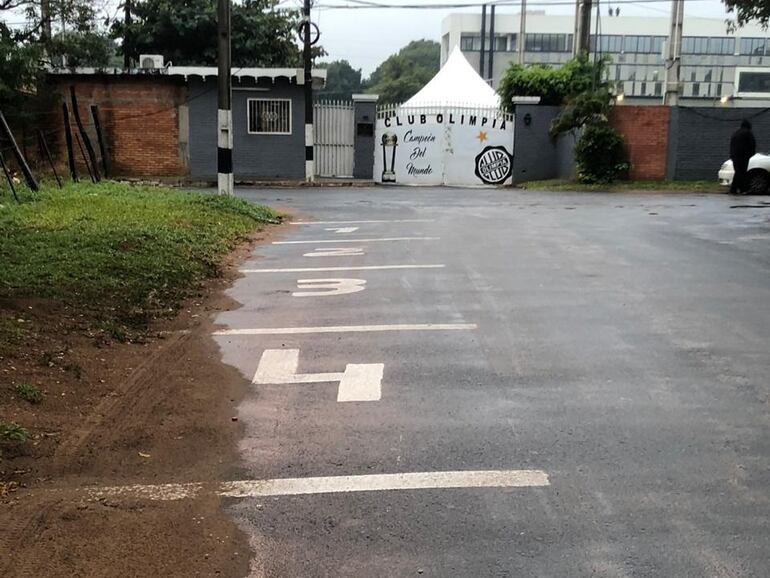 Los sitios enumerados sobre la Calle Coronel Pampliega para que los jugadores aguarden el turno para ingresar a la Villa.