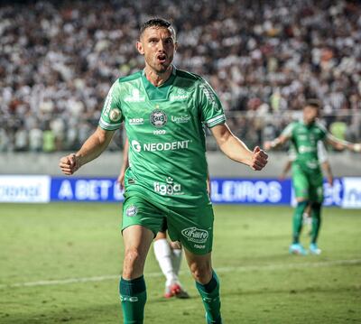 Adrián Martínez celebra su gol, que sirvió para el empate 2-2 de Coritiba ante Atlético Mineiro.