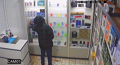 Las cámaras de circuito cerrado del local captaron el momento del hurto.