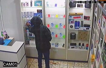 Las cámaras de circuito cerrado del local captaron el momento del hurto.