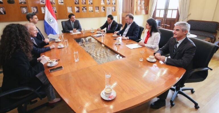 El ministro de Hacienda, Oscar Llamosas (cabecera), se reunió este viernes con las principales autoridades del BID.