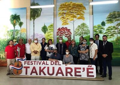 Integrantes del jurado y de la asociación cultural Takuare’ê, que realizarán hoy la noche central del tradicional festival.