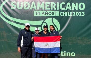 El capitán Alfredo De Brix junto a las chicas Julieta Marcos, Catalina Delmás y Zoe Doldán.