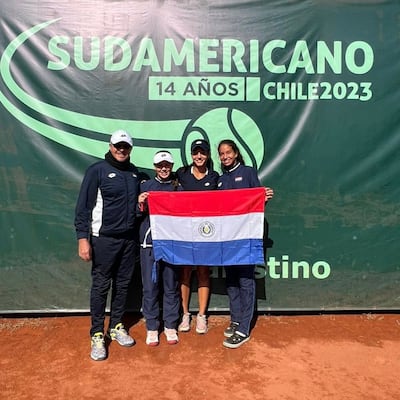 El capitán Alfredo De Brix junto a las chicas Julieta Marcos, Catalina Delmás y Zoe Doldán.
