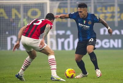 Lautaro Martinez (d) enfrena la marca del defensor Alessio Romagnoli, del AC Milan, durante el último derbi.