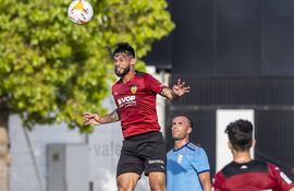 Salto impecable de Omar Alderete para cabecear el balón en el amistoso de ayer que Valencia ganó.