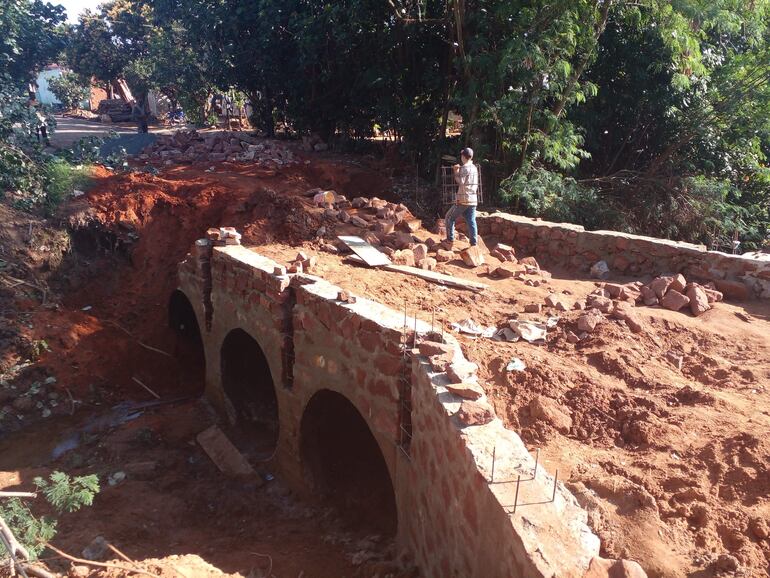 La futura pasarela está ubicada sobre el cauce del arroyo Jakarey entre los barrios San Martín de Porres y San José.