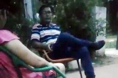 Ricardo Cuevas sentado frente a la enfermera Gilda Maldonado (foto captura de video).