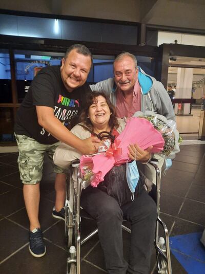 Francisca Galeano, fue sorprendida por su hermano, Ezequiel Galeano, quien le obsequió un ramo de flores, cuando llegó al aeropuerto con su esposo, Raúl Bazán.