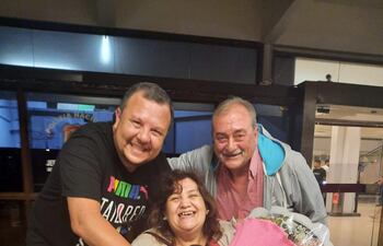 Francisca Galeano, fue sorprendida por su hermano, Ezequiel Galeano, quien le obsequió un ramo de flores, cuando llegó al aeropuerto con su esposo, Raúl Bazán.