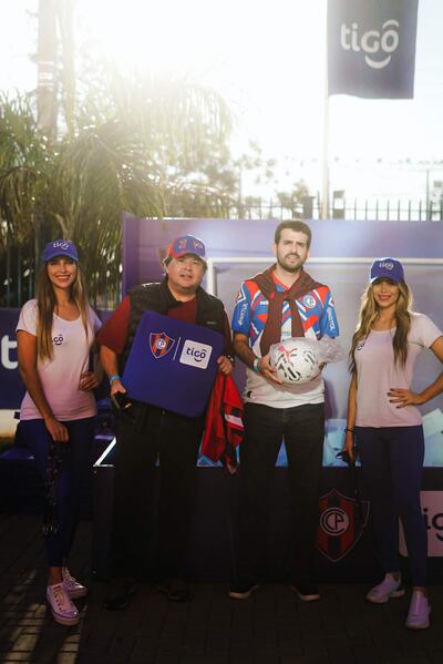 Dos de los participantes ganadores que se llevaron regalos de la marca como camisetas, gorras, mini pelotas, vasos y almohadas.