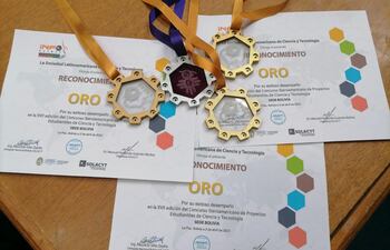 Medalla de oro para estudiantes paraguayas.