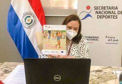 Morales enseña el material impreso.