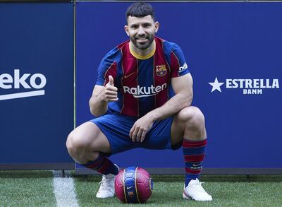 El delantero argentino Sergio "Kun" Agüero, ha sido presentado esta tarde como nuevo jugador del FC Barcelona para las próximas dos temporadas, El "Kun" Agüero, que cumplirá 33 años este próximo miércoles llega al club azulgrana con la carta de libertad de su anterior equipo el Manchester City.