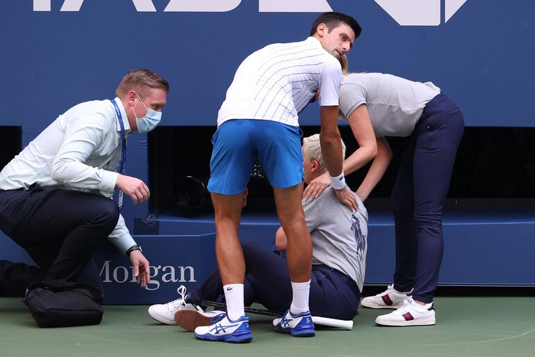 Novak Djokovic fue descalificado del US Open por un pelotazo a una jueza de línea durante el partido de octavos de final.