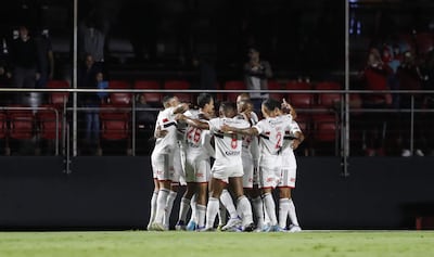 Jugadores de Sao Paulo celebran tras anotar contra Everton, durante un partido por el Grupo D de la Copa Sudamericana en el estadio Morumbí, en Sao Paulo (Brasil).