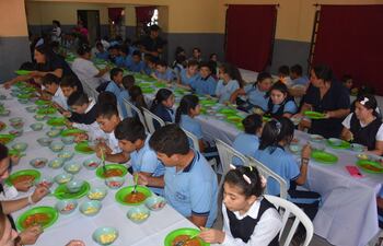 Inicia el programa de almuerzo en el departamento de Misiones, el almuerzo es distribuido por la Gobernación a 120 instituciones educativas en los diez distritos.